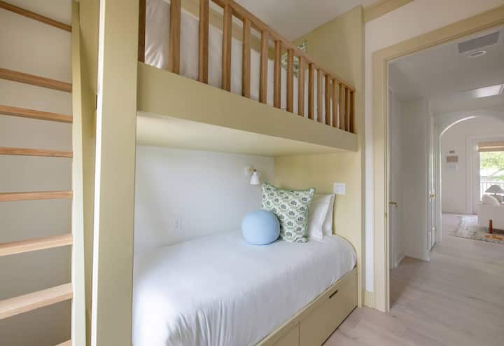 Vitanda vya starehe vyenye magodoro mazuri kwa ajili ya usingizi mzuri wa usiku.