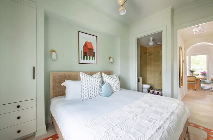 Საძინებელი #2: საწოლი 193 × 203 სმ 