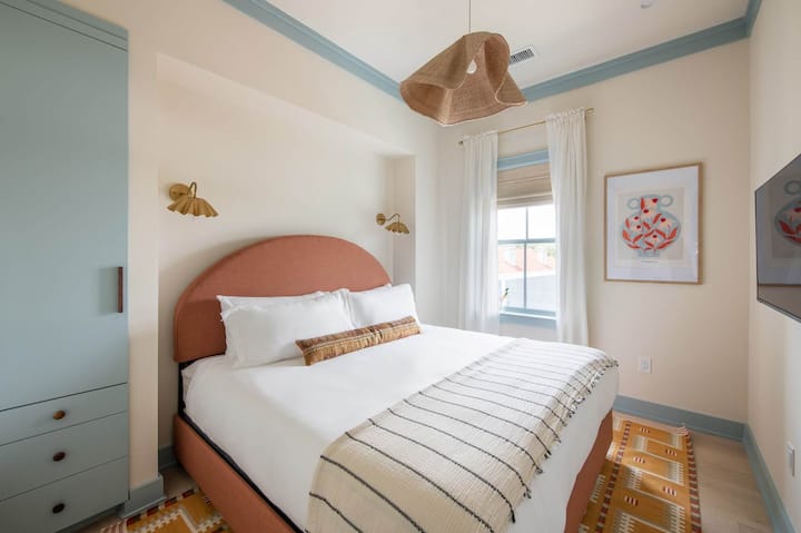 Საძინებელი #3: საწოლი + ტელევიზორი 