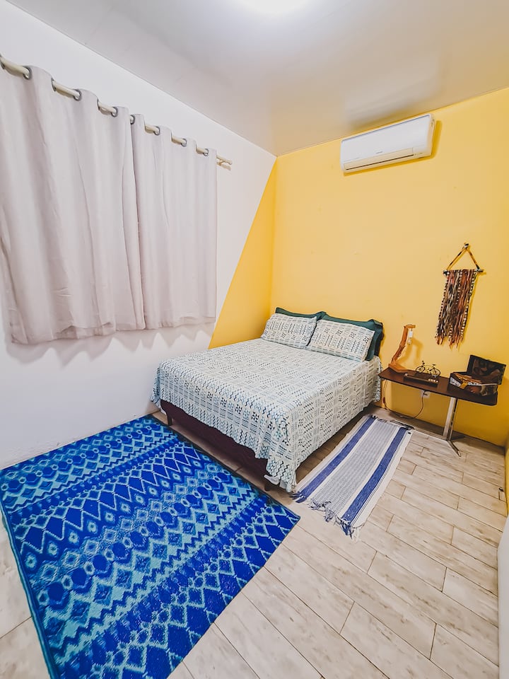 Во спалната соба 2 има 1 брачен кревет, совршен за опуштање во мир