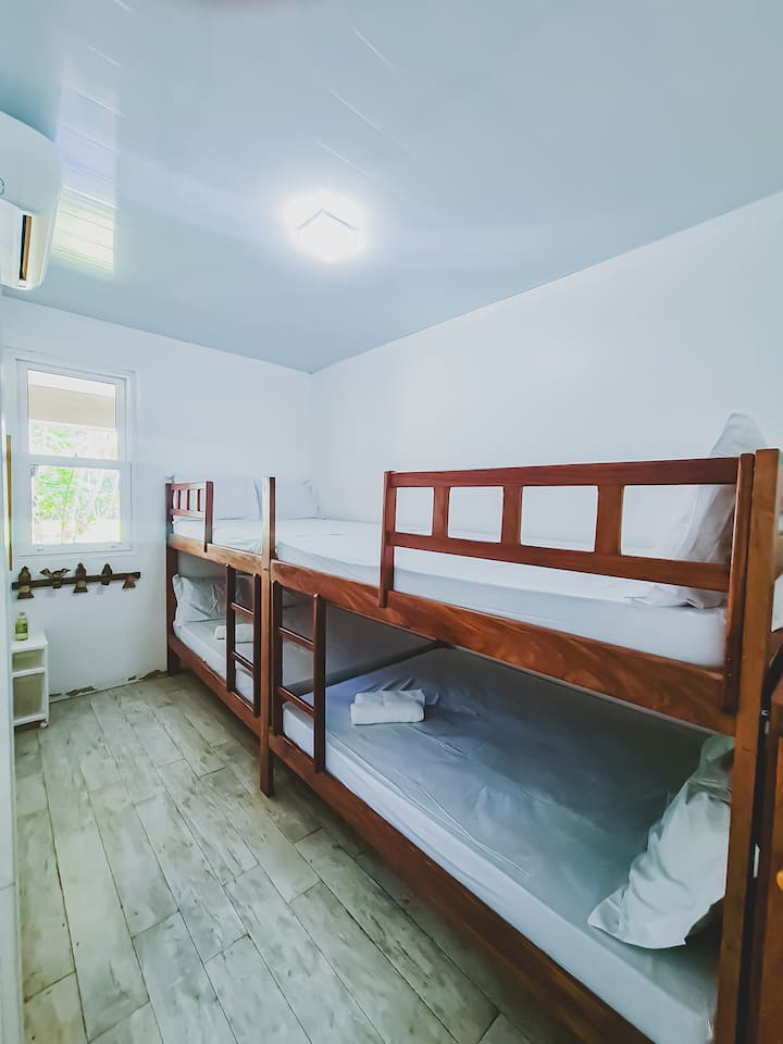 Спална соба 3 со 2 дупли кревета на спрат, идеална за лесно сместување на сите