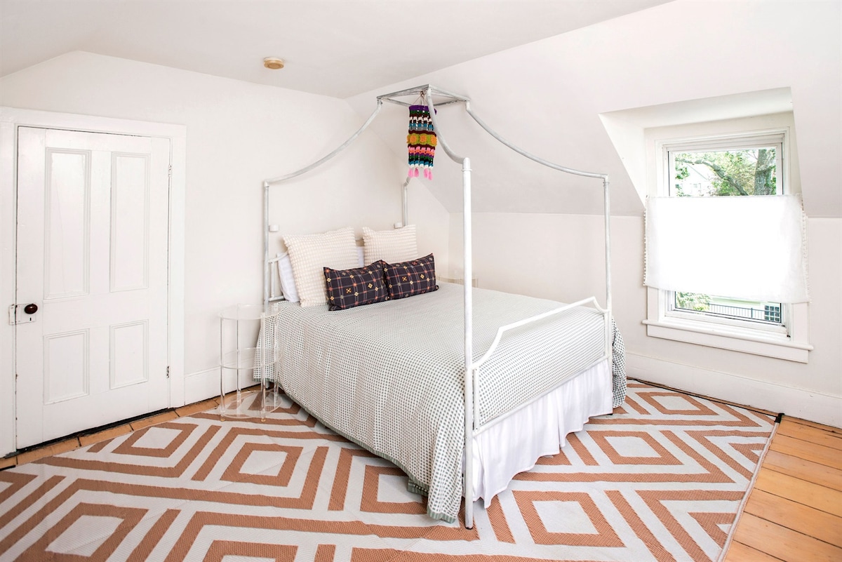 Spálňa 3 obsahuje manželskú posteľ s baldachýnom, skrine, stôl a stoličky.