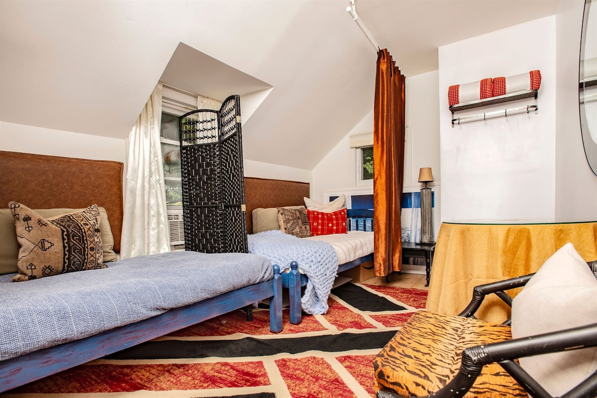 Spálňa 2 s dvoma samostatnými lôžkami a závesom na ochranu súkromia.