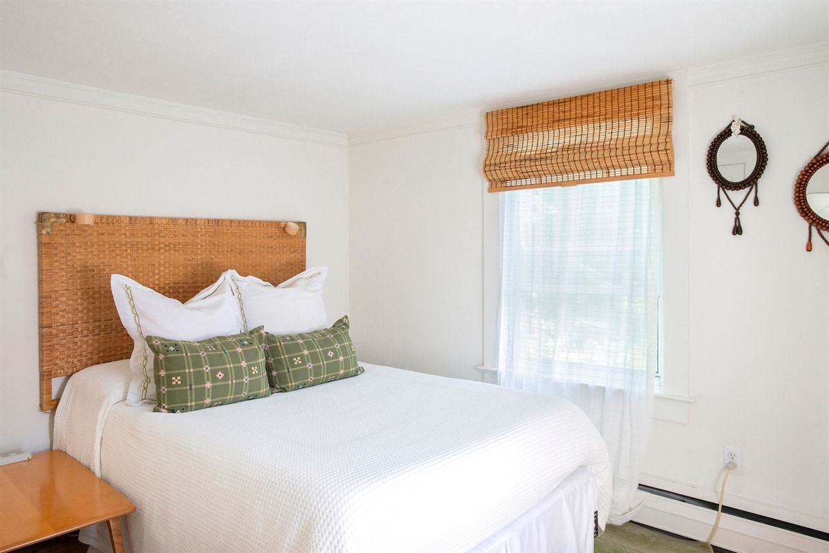 Svetlá spálňa 1 s manželskou posteľou a pohodlným písacím stolom.