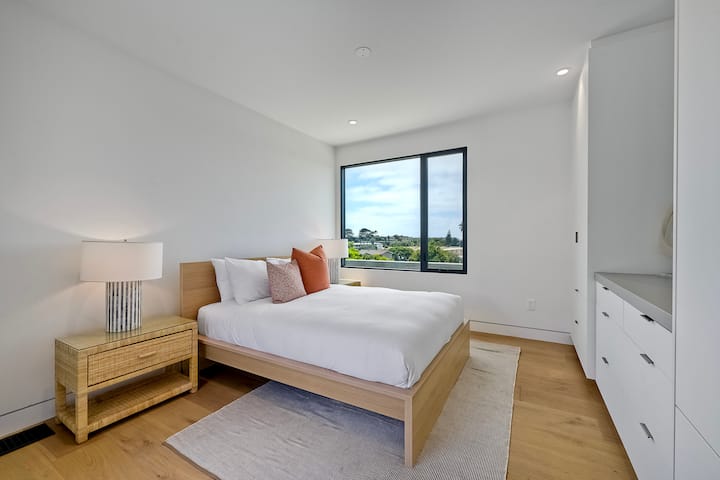 Acest dormitor luminos și aerisit se mândrește cu un decor minimalist