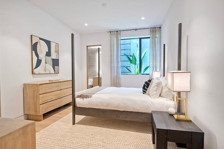 Curată, modernă și decorată artistic, această suită de oaspeți oferă căldură