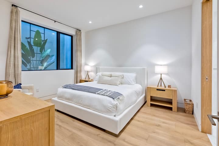 Liniile curate și tonurile naturale definesc acest refugiu primitor în dormitor