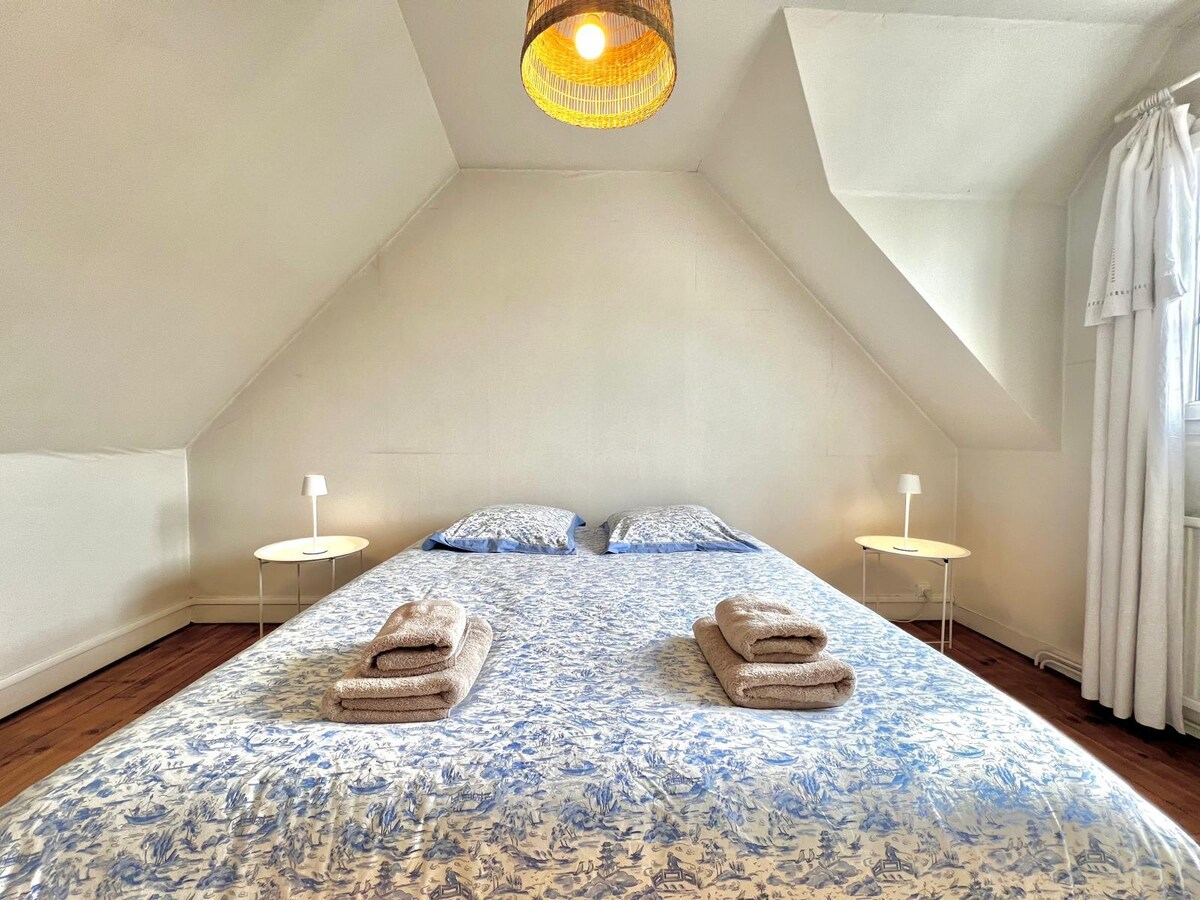 غرفة نوم بسريرين مزدوجين (الطابق الأول)