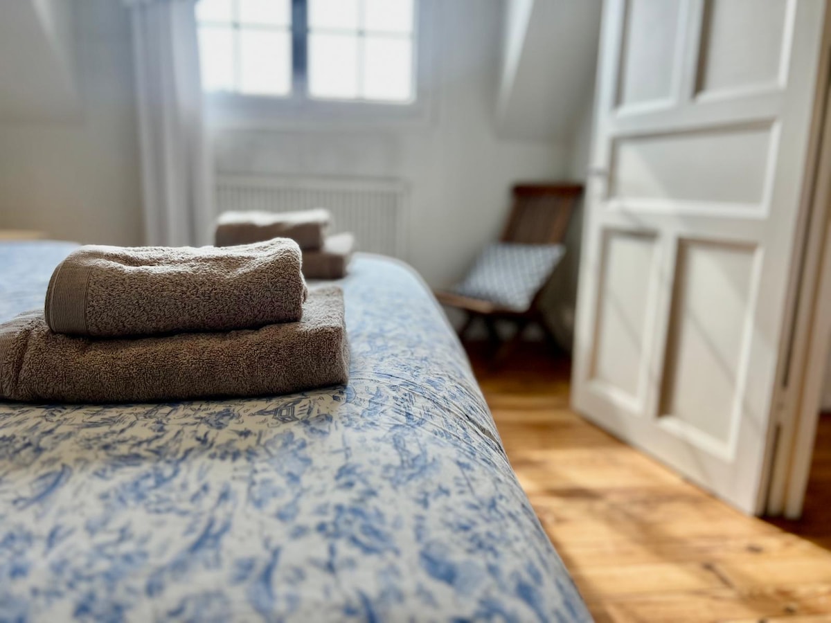 غرفة نوم بسريرين مزدوجين (الطابق الأول)