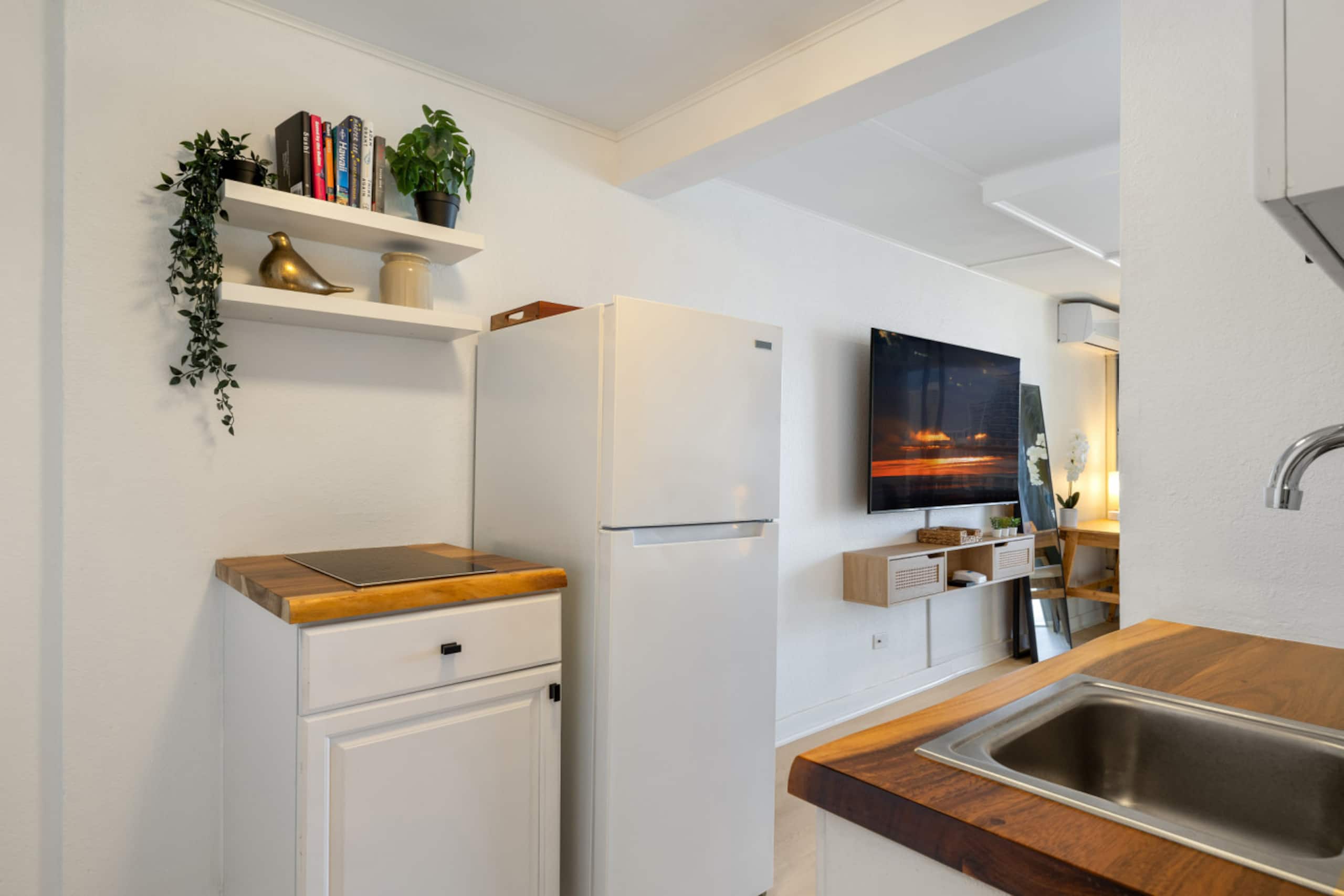 Condo in Honolulu · ★4.91 · Studio · 2 beds · 1 private bath - Image 7