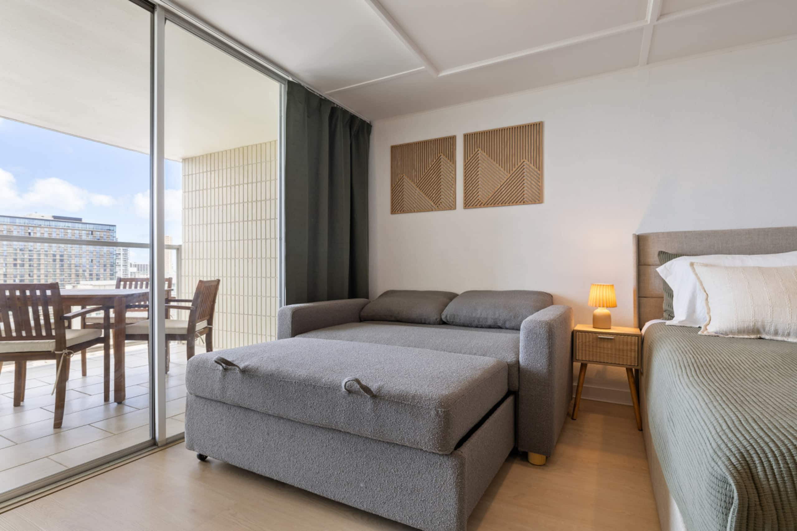 Condo in Honolulu · ★4.91 · Studio · 2 beds · 1 private bath - Image 3