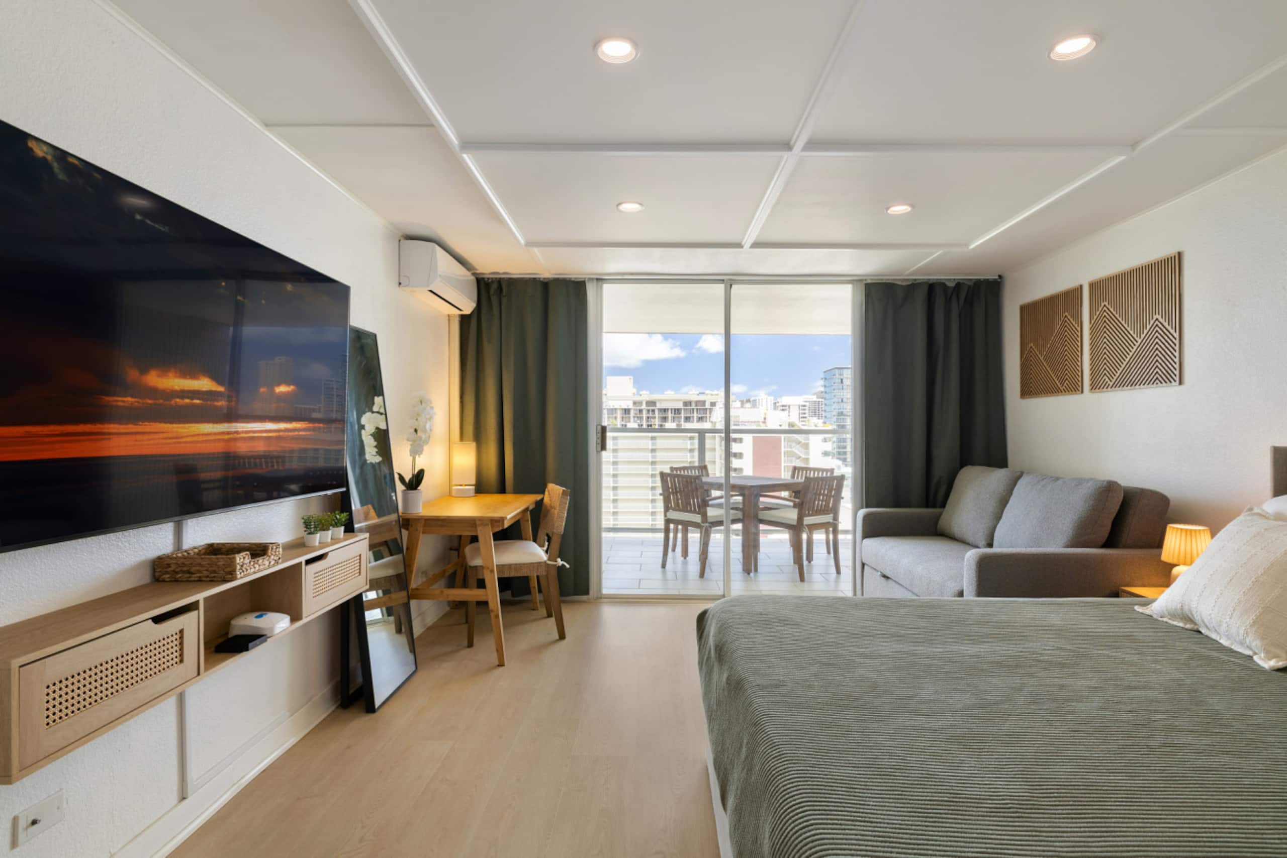 Condo in Honolulu · ★4.91 · Studio · 2 beds · 1 private bath - Image 2