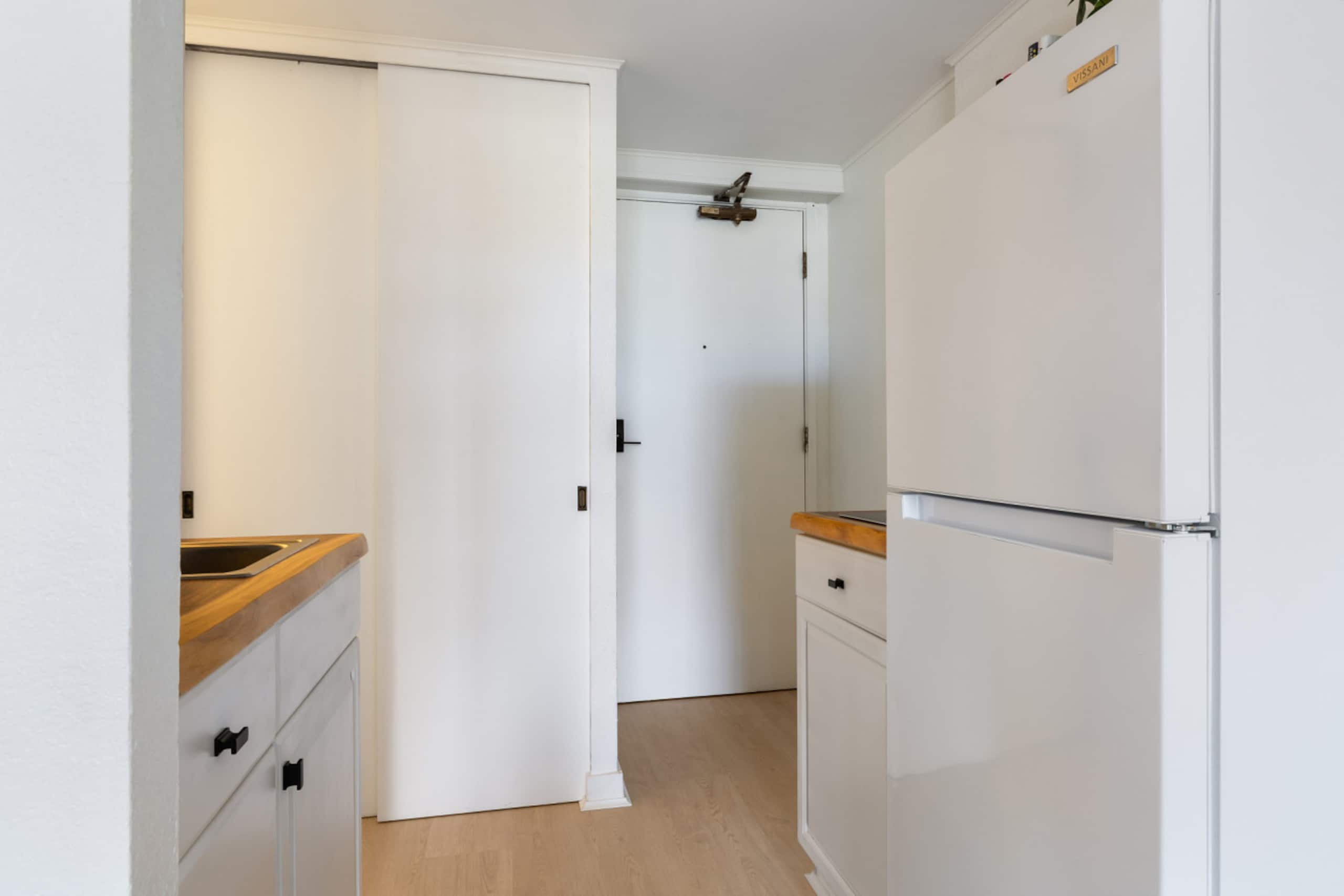 Condo in Honolulu · ★4.91 · Studio · 2 beds · 1 private bath - Image 8