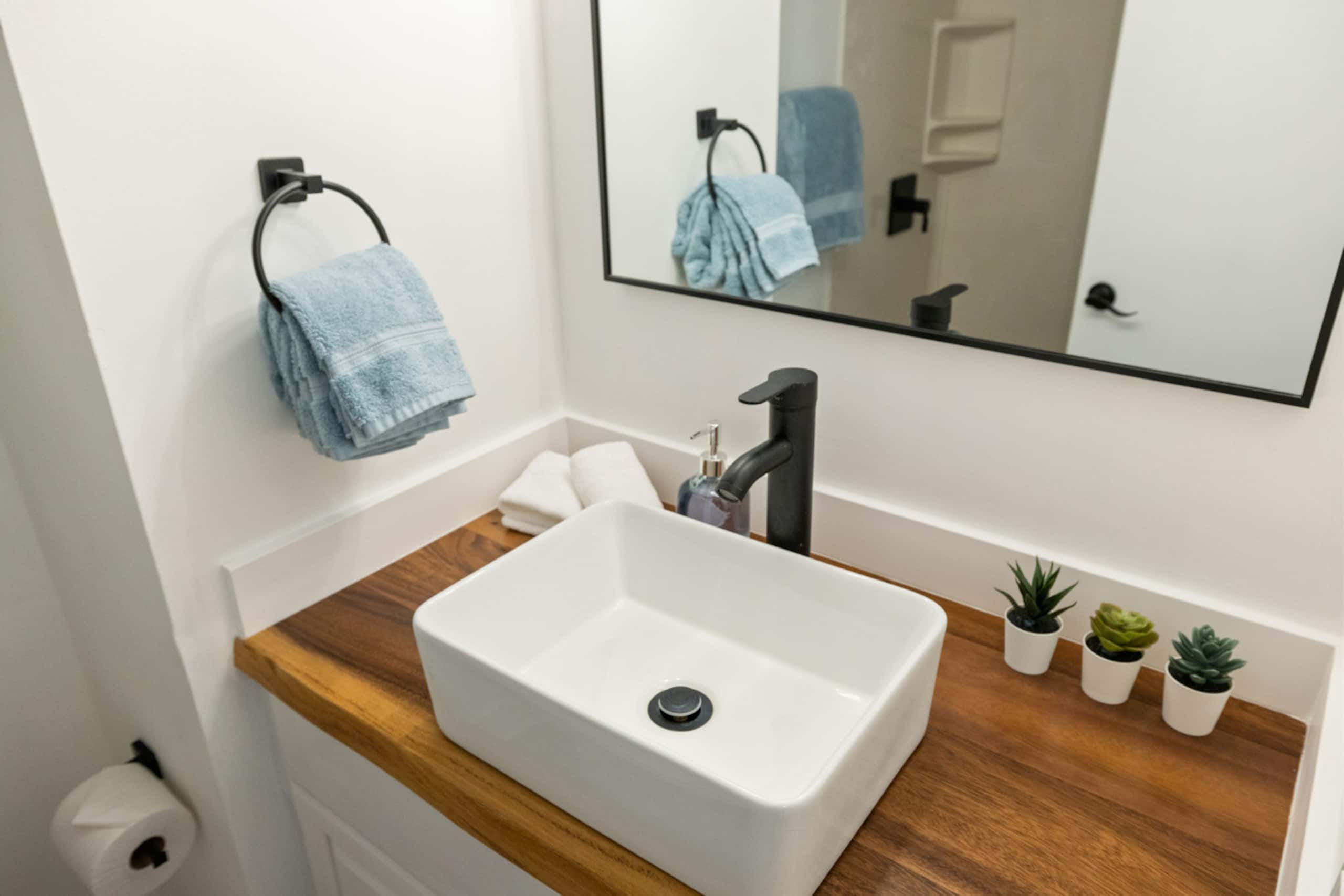 Condo in Honolulu · ★4.91 · Studio · 2 beds · 1 private bath - Image 16
