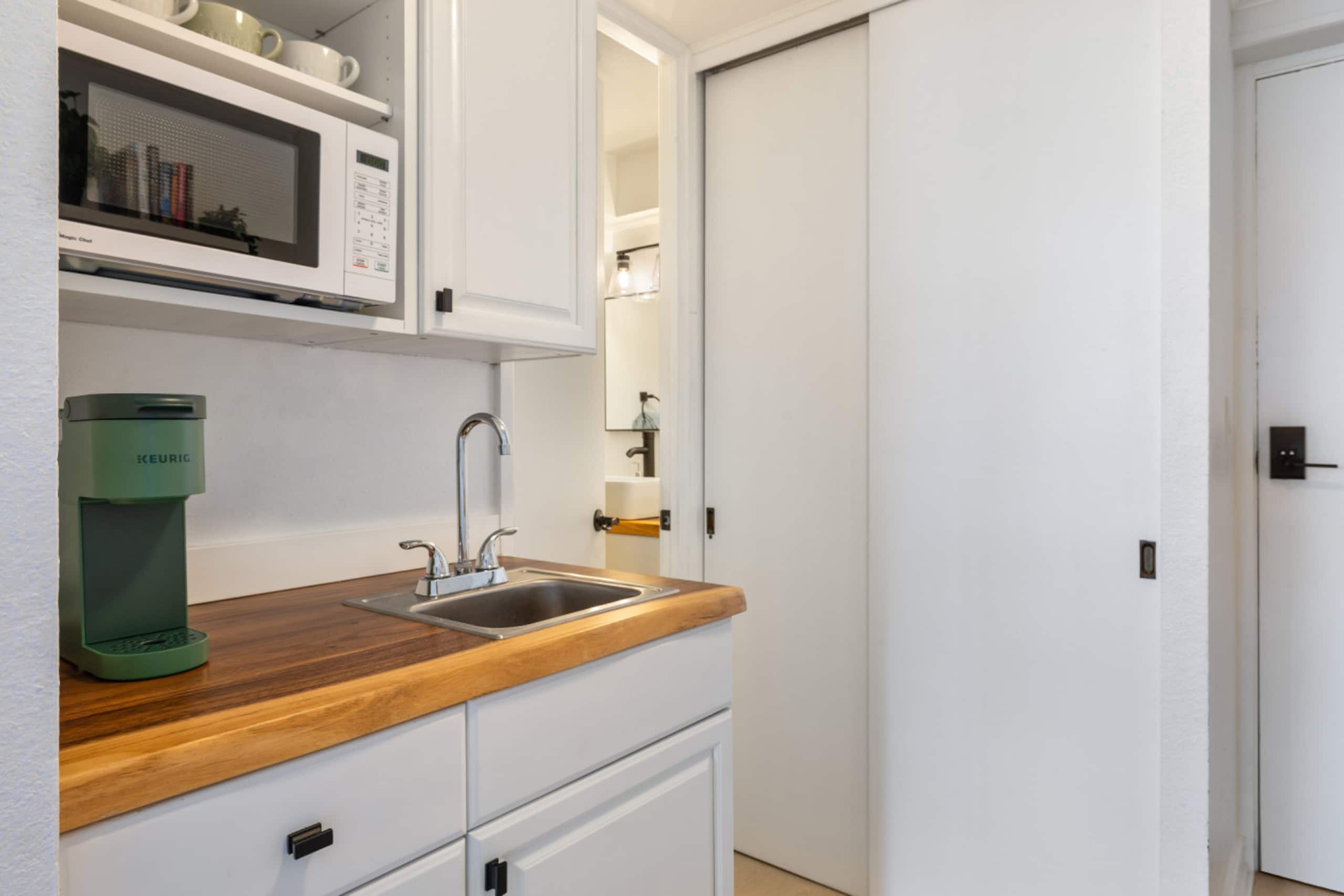 Condo in Honolulu · ★4.91 · Studio · 2 beds · 1 private bath - Image 9