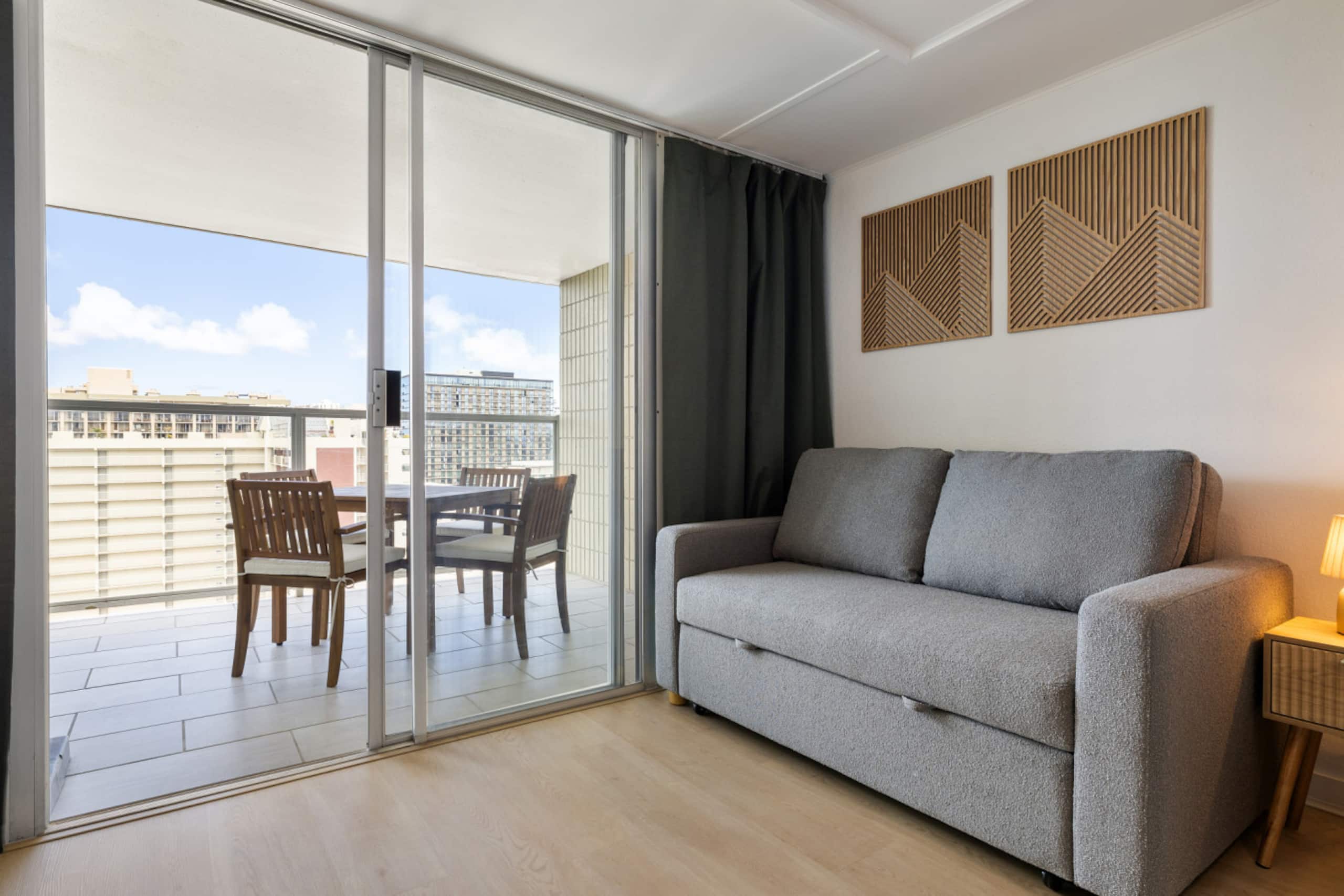 Condo in Honolulu · ★4.91 · Studio · 2 beds · 1 private bath - Image 4