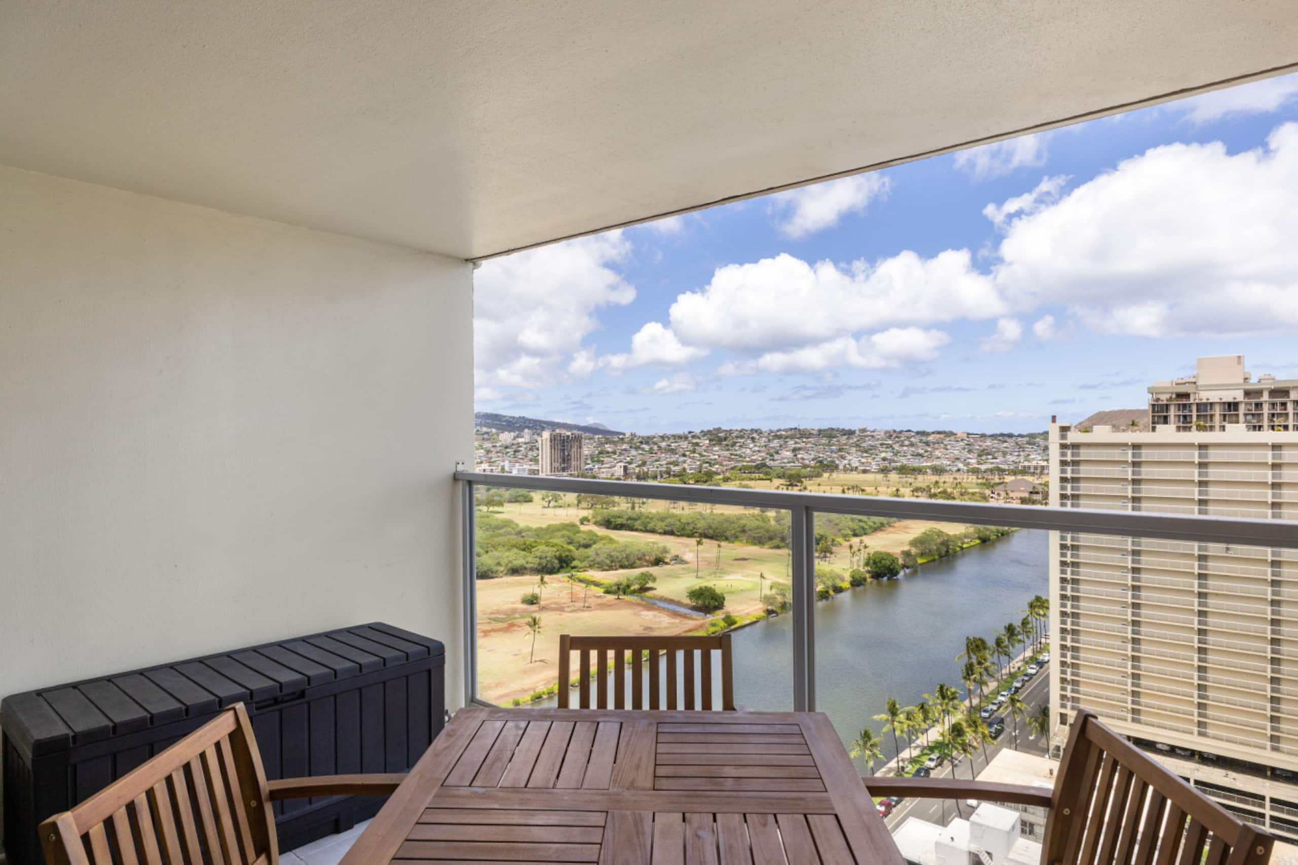 Condo in Honolulu · ★4.91 · Studio · 2 beds · 1 private bath - Image 22
