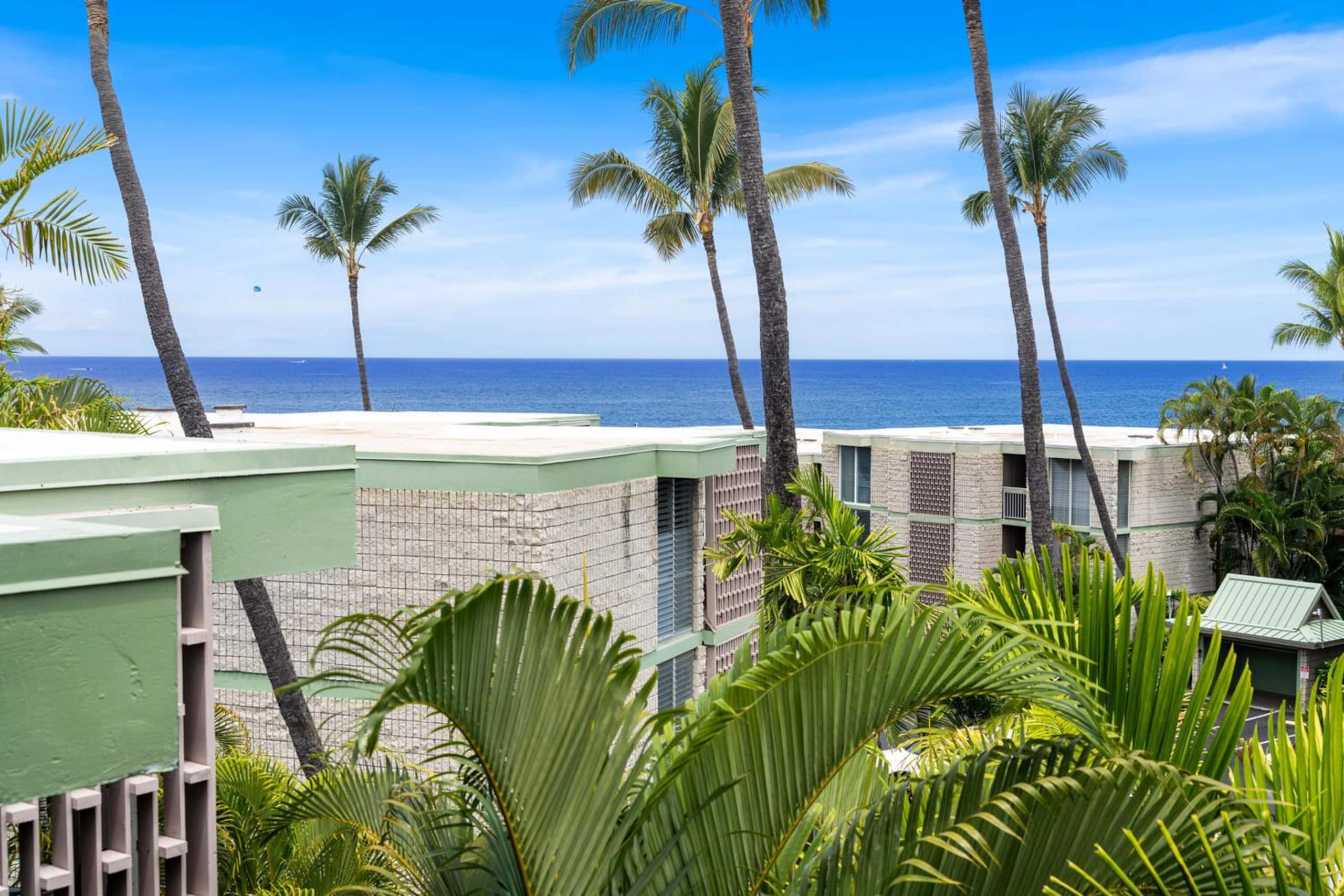 Condo in Kailua-Kona · ★4.86 · 1 bedroom · 2 beds · 1 private bath - Image 3