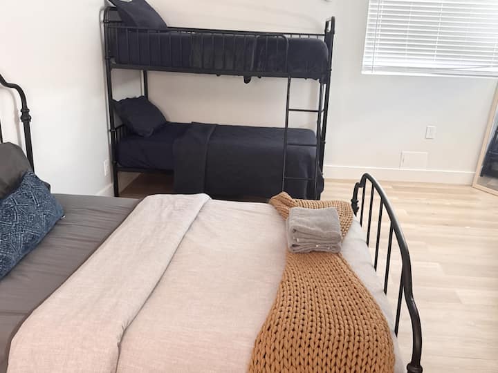 Casita s manželskou posteľou a poschodovými posteľami