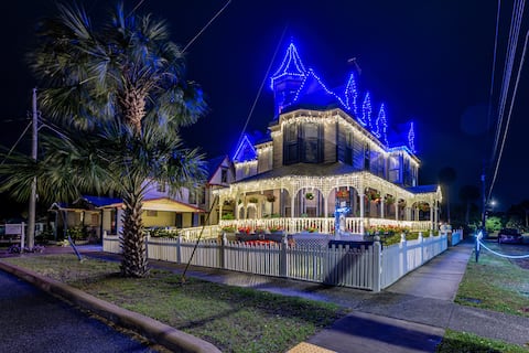 'Grand Gables' Home: 1 Block to St Johns River!