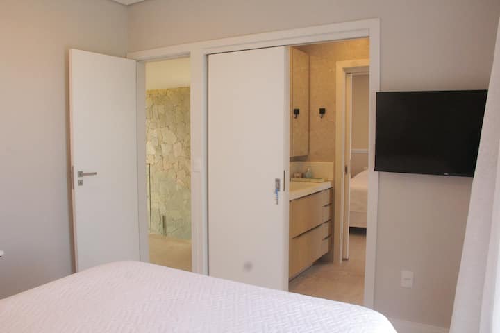 Cama,foto de toda la habitación