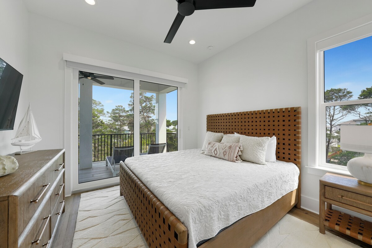 Spavaća soba 5 ima veliki bračni krevet i kupaonicu. (30A Serenity Sands)