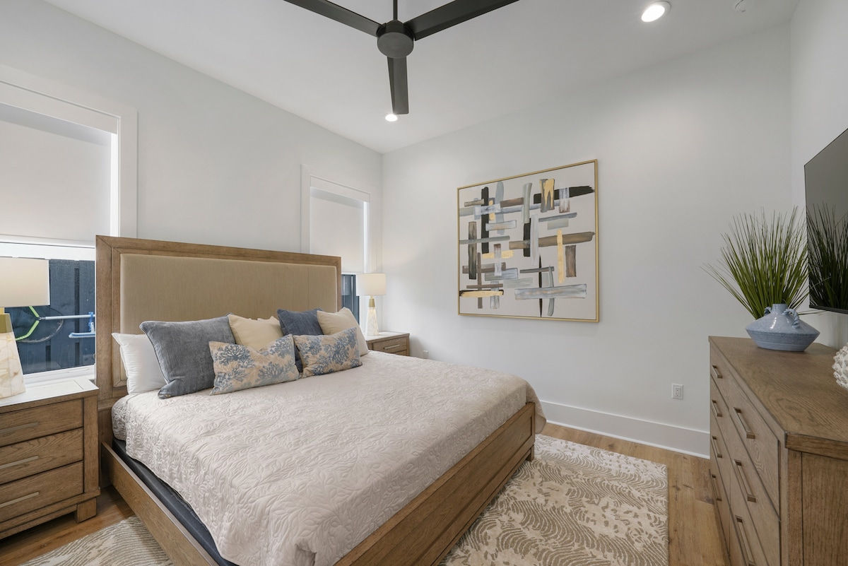 Spavaća soba 2 ima veliki bračni krevet i kupaonicu. (30A Serenity Sands)