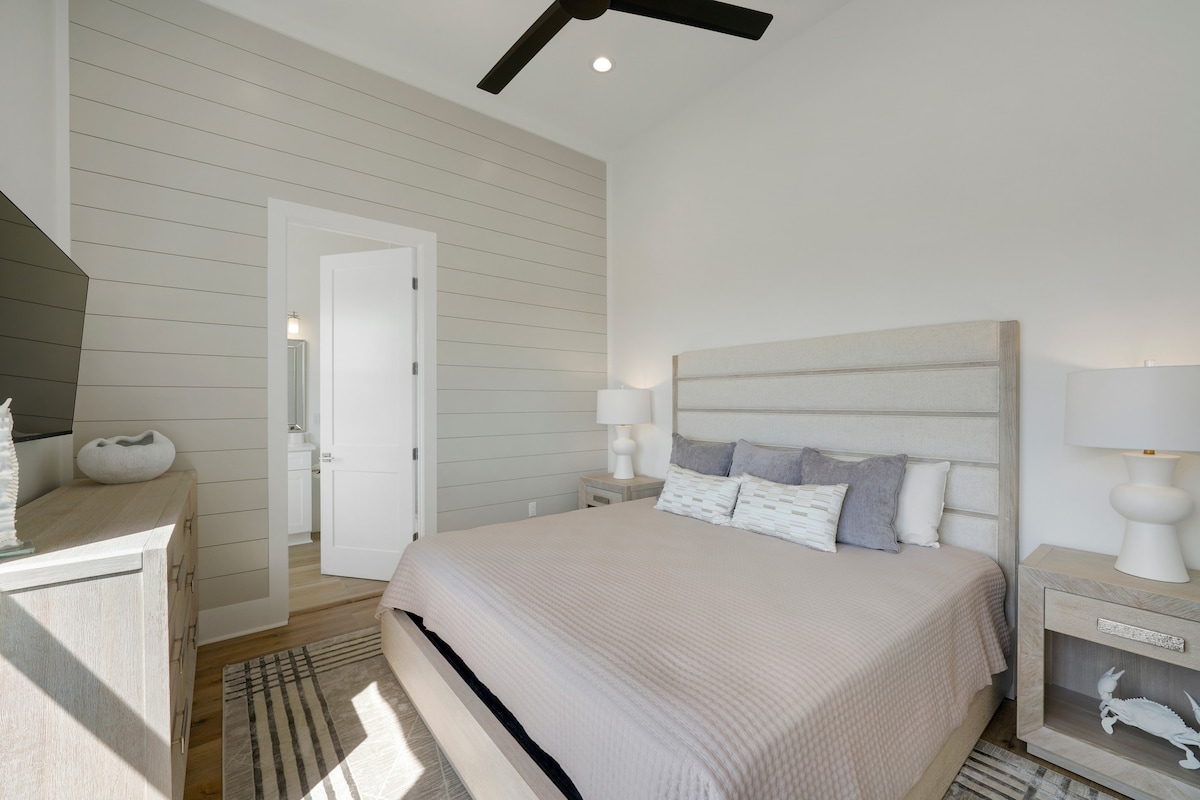 4. spavaća soba ima veliki bračni krevet i kupaonicu. (30A Serenity Sands)