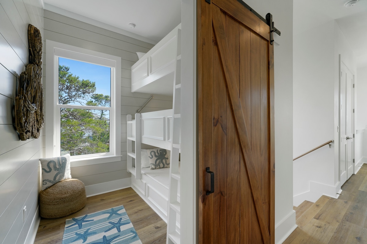 U spavaćoj sobi 7 nalazi se trokatni krevet za dvije osobe. (30A Serenity Sands)