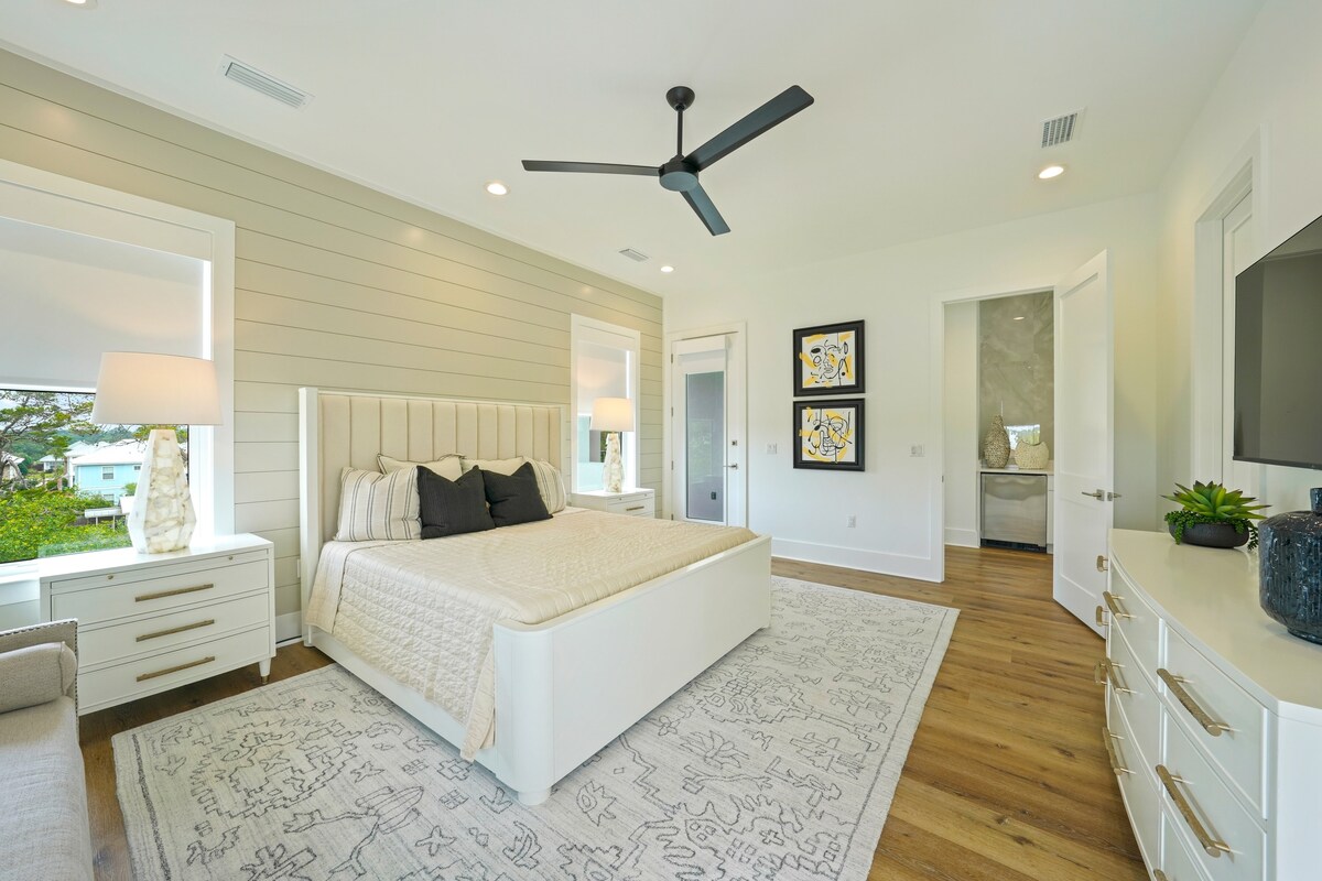 Glavna spavaća soba ima veliki bračni krevet i kupaonicu. (30A Serenity Skies)