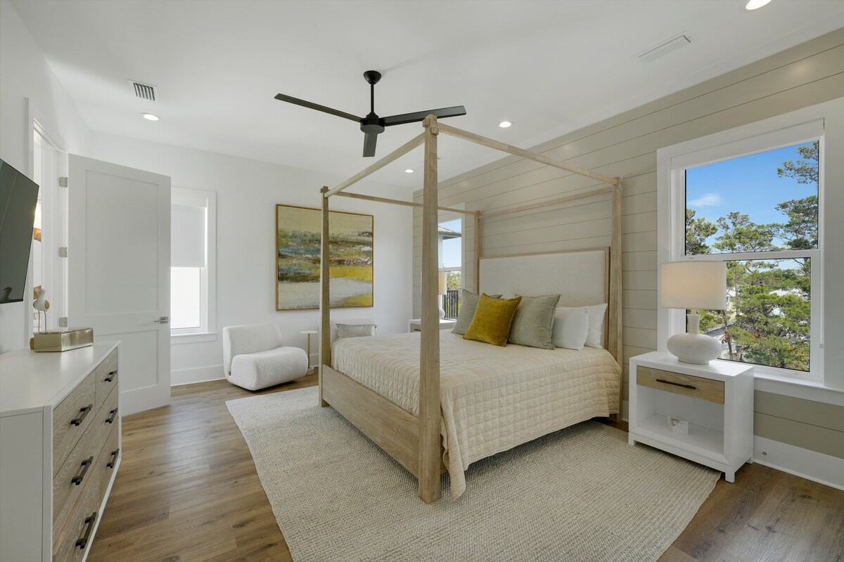 Glavna spavaća soba ima veliki bračni krevet i kupaonicu. (30A Serenity Sands)