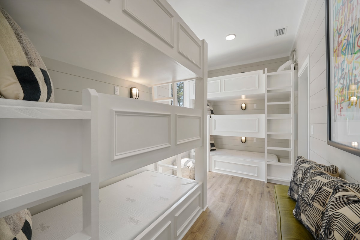 Spavaća soba 6 ima dva trostrana kreveta na kat. (30A Serenity Sands)