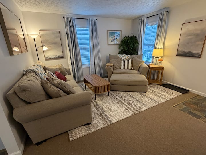 Hot Tub 3 Bd 2 Ba, Sleeps 8, 10 Min To Gotl Strip - Geneva-on-the-Lake, OH