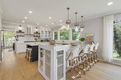 Lux 5 BR Lakefront | Hot Tub | Firepit | Gameroom