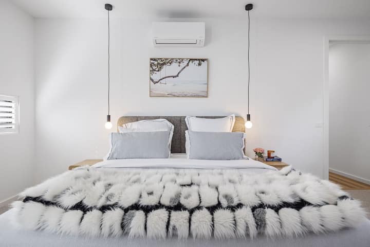 Spálňa s manželskou posteľou King, vlastnou kúpeľňou a inteligentnou TV