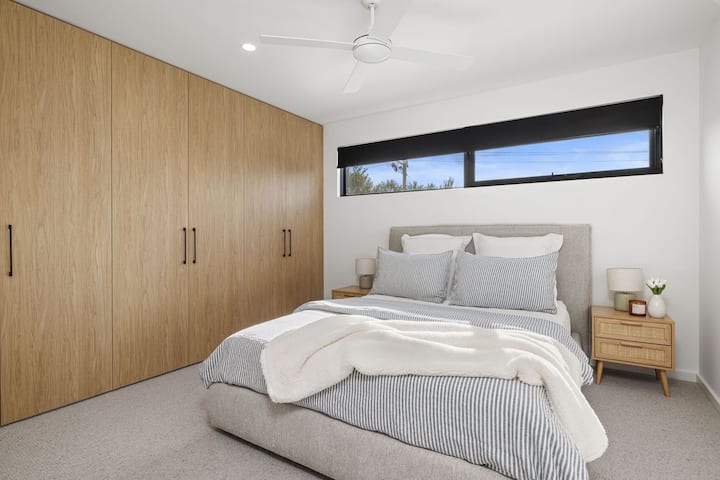 Spálňa 3 s deleným systémom, stropným ventilátorom a manželskou posteľou