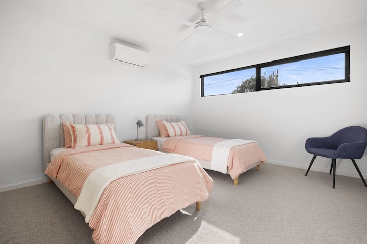 Druhá spálňa s jednolôžkami, deleným systémom a stropným ventilátorom