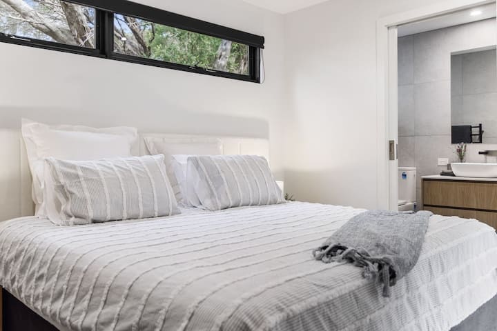  Spálňa v suteréne s flexibilným usporiadaním lôžok (manželská posteľ alebo dve samostatné manželské postele) a vlastnou kúpeľňou.