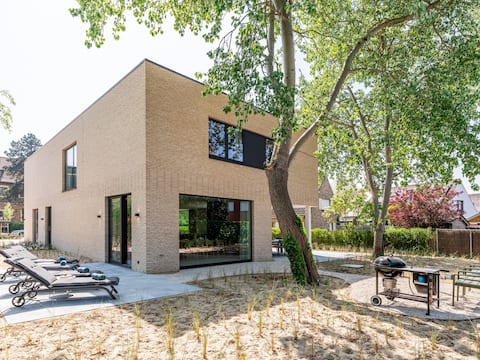Luxury villa with quiet location near the sea