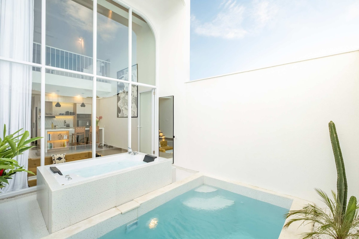 Villa in South Kuta · 2 bedrooms · 2 beds · 2 private baths, pembanding Airbnb