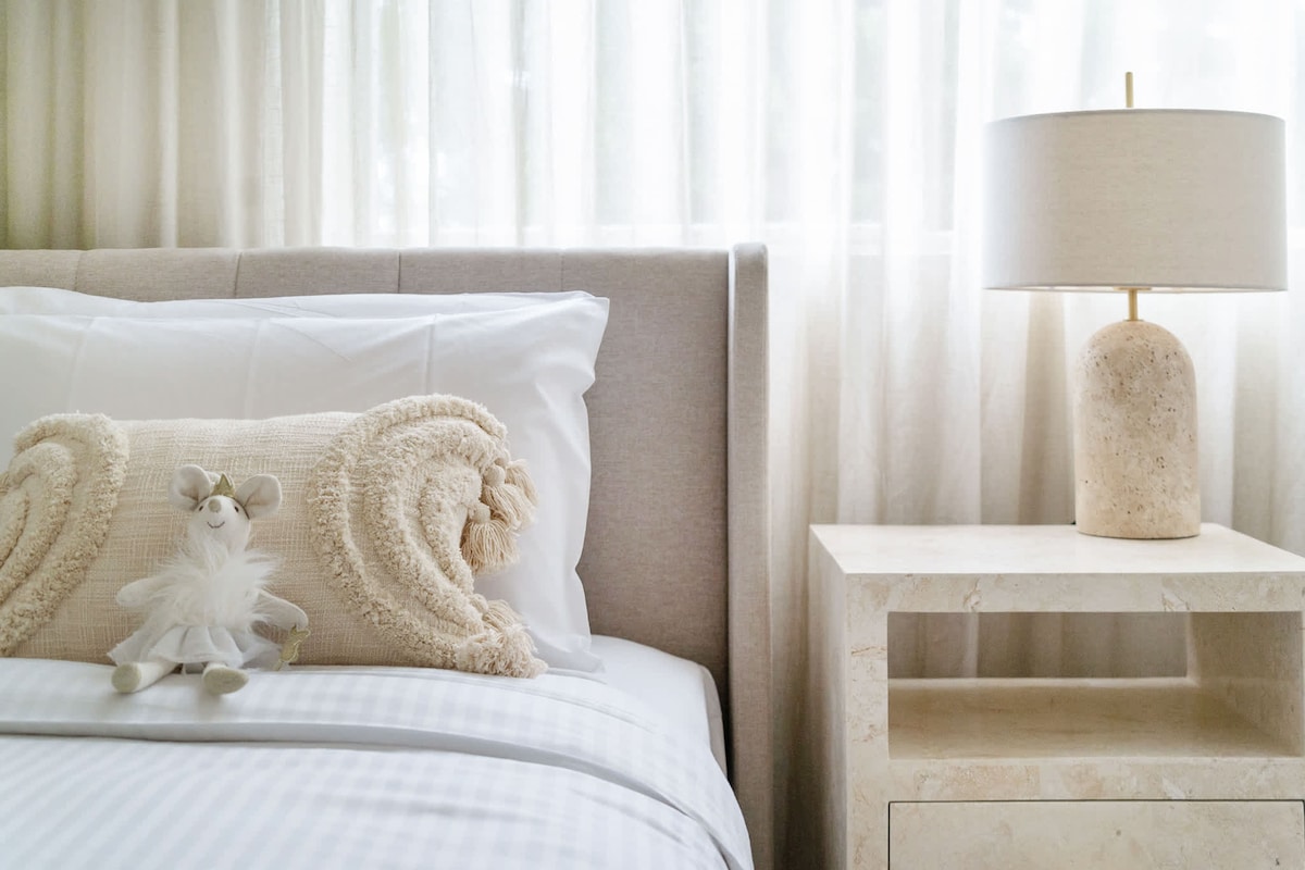 חדר שינה יחיד מעוצב להפליא, עם מיטה נוחה, ארונות מובנים מרווחים ומשחקים לילדים שנבחרו בקפידה – חלל מעודן אך שובב שבו אפשר להירגע ולהטעין מצברים.