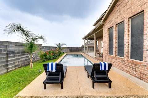 7 Mi to Lake Casa Blanca: Laredo Family Home!