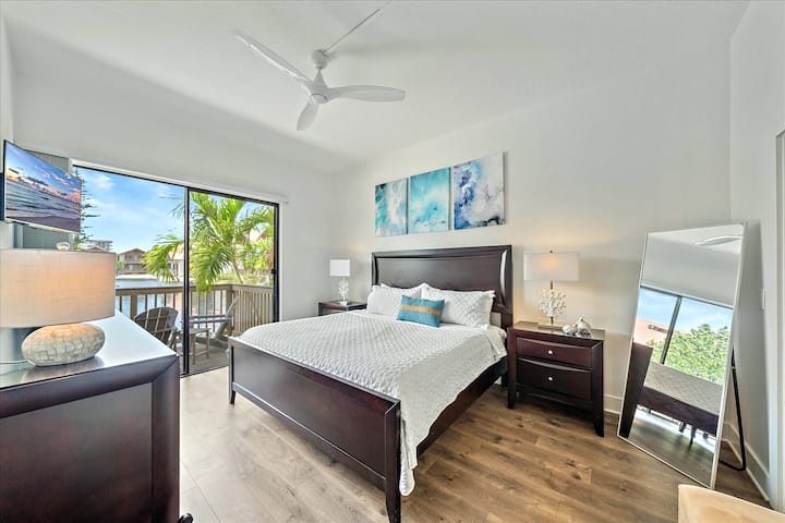 Hlavná spálňa s manželskou posteľou King, prístupom na terasu a mäkkou posteľnou bielizňou