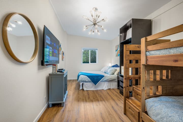 ห้องนอนที่สองพร้อมเตียงควีนไซส์และฝาแฝดสองคน - นอนได้ 4 คน