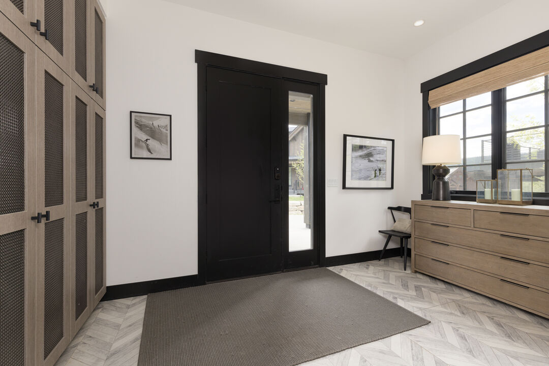 Предниот влез е опремен со многу простор за оставање на чевлите и јакните | Долно ниво