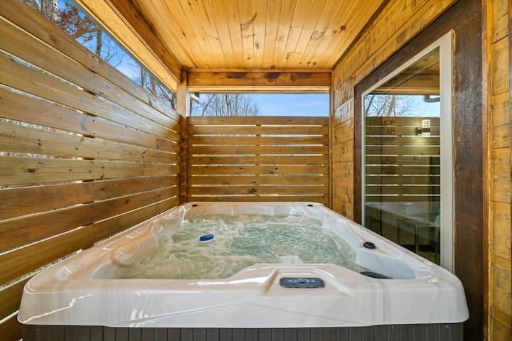 New Private Smokies Cabin • Hot Tub & Parking - Pigeon Forge, TN