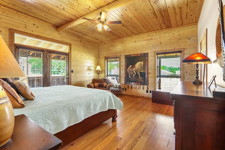 Приказ на влезот додека влегувате во спалната соба 1 која е главниот апартман на домот.