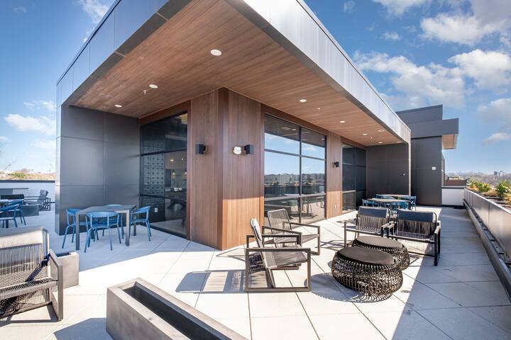 Harmony Octave-2 Units-Pool/Gym-4 Mins to Broadway gallery image 3