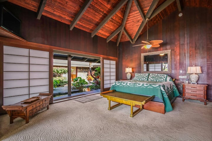 Kamar tidur utama terbuka ke dek matahari Anda sendiri yang menghadap kolam renang infinity