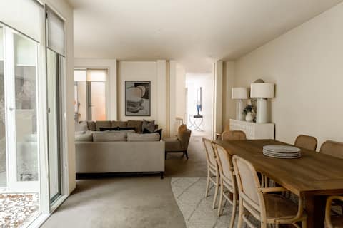 The Ivy Retreat with Car Parking